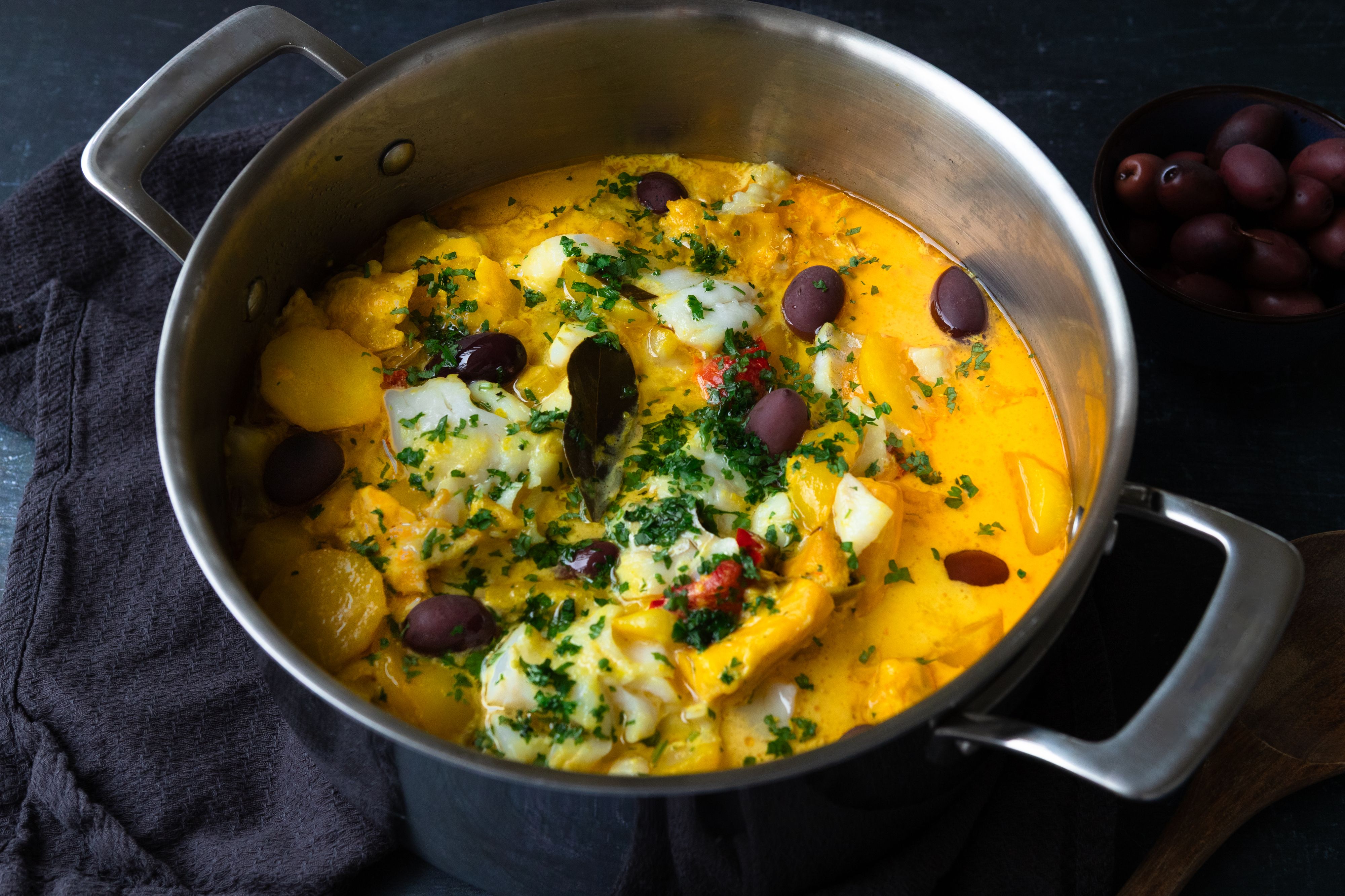 Hvit bacalao med safran i stor kjele